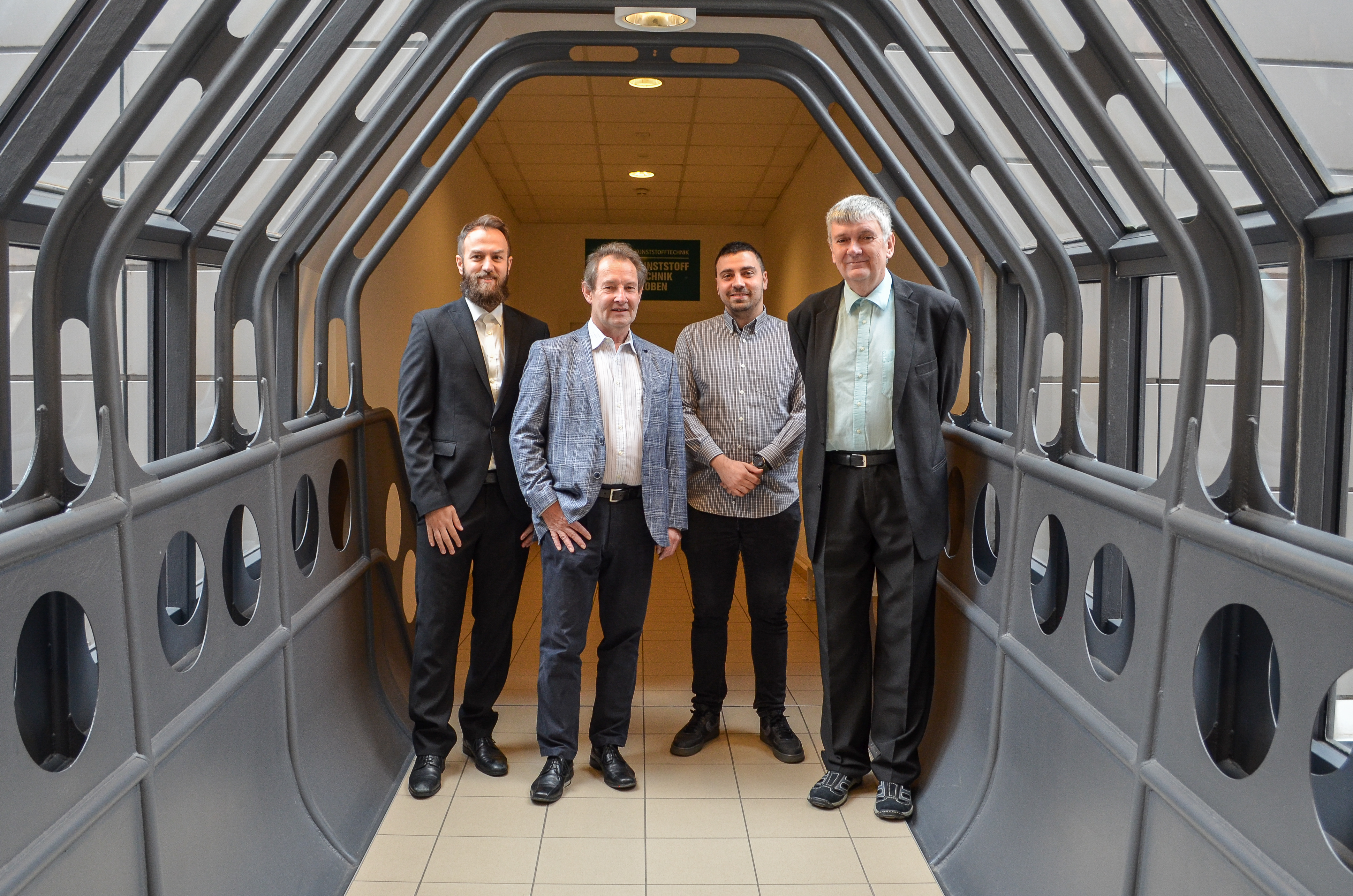 Das Forscherteam hinter der Entdeckung (v. l. n. r): Mohammadhossein Sharifian, Wolfgang Kern† (kürzlich verstorben), Nikolaos Kostoglou und Gisbert Rieß Foto: © Kunststofftechnik 